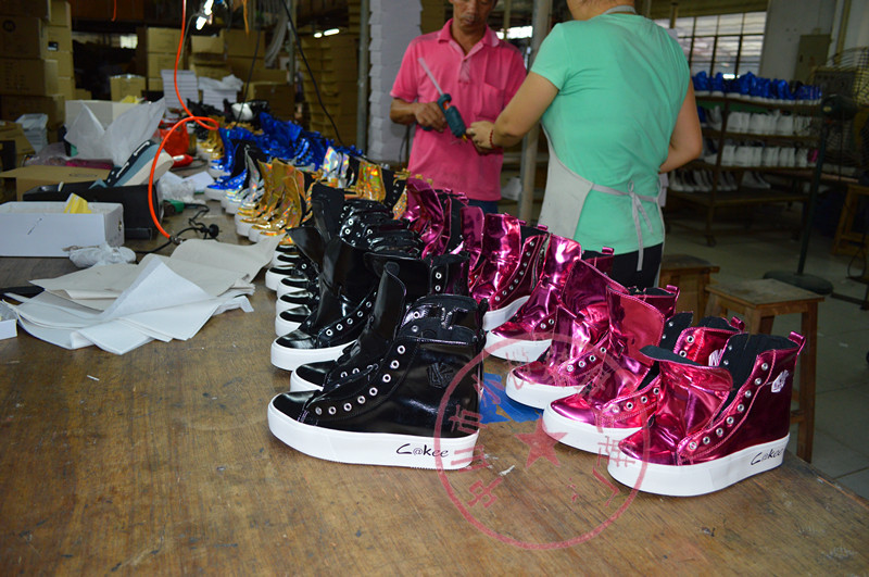 習(xí)水鞋業(yè)車(chē)間 穩(wěn)就業(yè)促發(fā)展，打造產(chǎn)業(yè)發(fā)展新引擎