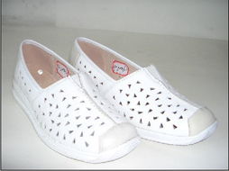 溫州富龍鞋業 匠心獨運，步履不?！瑯I展覽引領行業新風尚